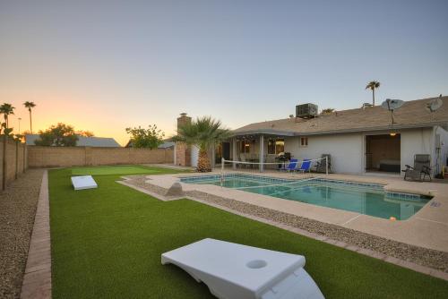 Tempe Getaway Pool Putting Green - carbon neutral hotel in Tempe