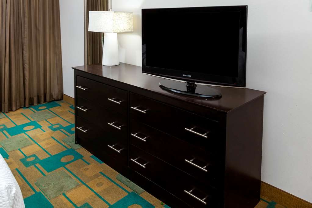 La Quinta Inn & Suites by Wyndham Milwaukee Bayshore Area - photo 7