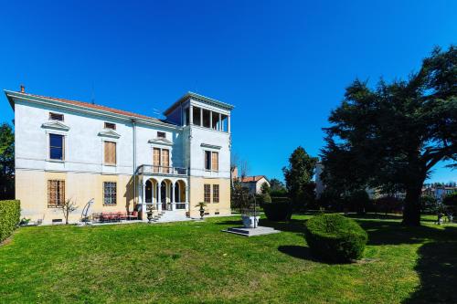 Villa Liberty Venezia DIMORA STORICA vicino Venezia Jacuzzi gardens parking — 4-Star Luxury Hotel in Mira Taglio, Italy