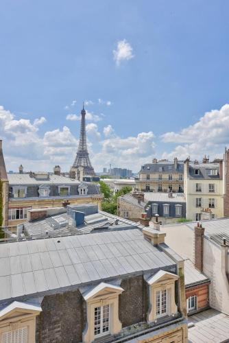 Studio with a Panoramic View of the Eiffel Tower - last minute hotel in Paris