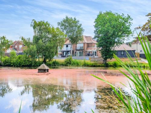 Still Waters - carbon neutral hotel in Unknown City
