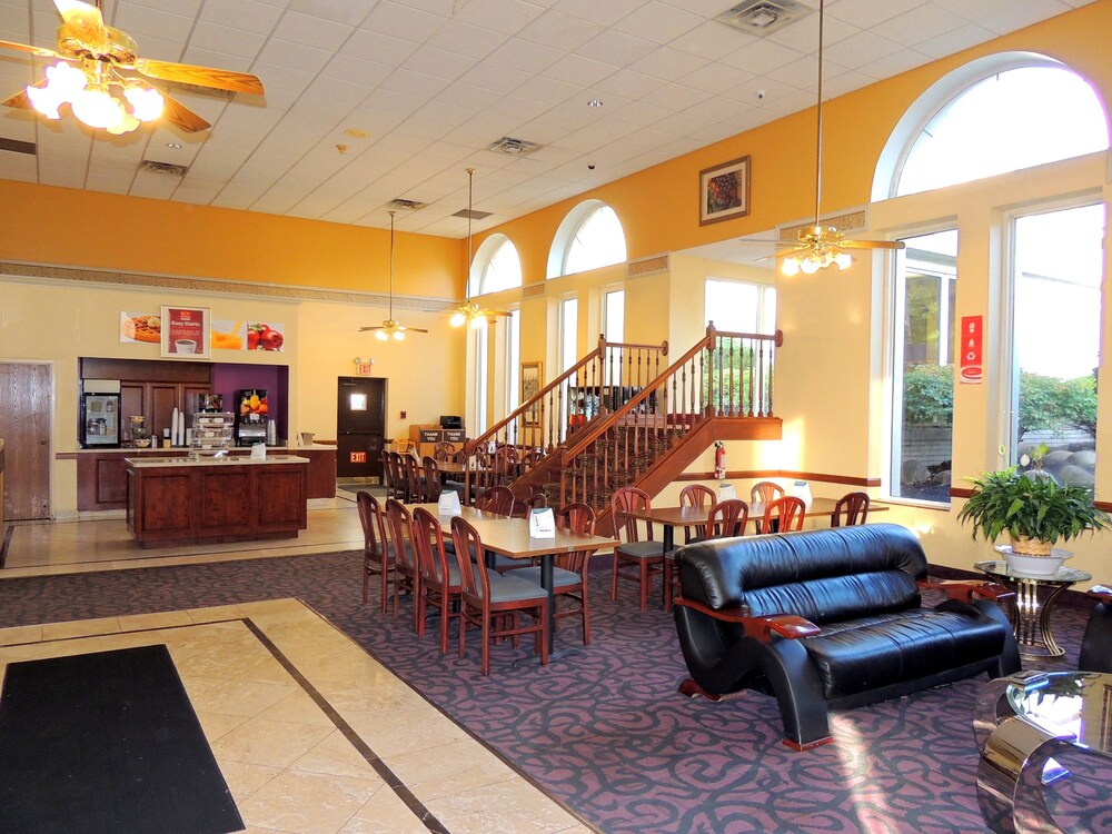 Econo Lodge Wickliffe Cleveland East - photo 44