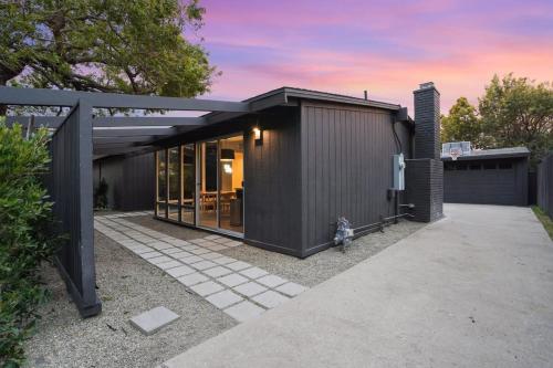 Malibu Beach House by Stay Awhile Villas — 4-Star Luxury Hotel in Malibu, United States