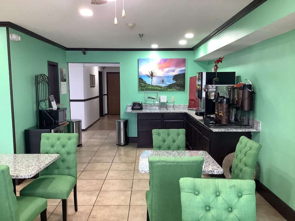 Super 8 by Wyndham Riverside Kansas City - photo 14