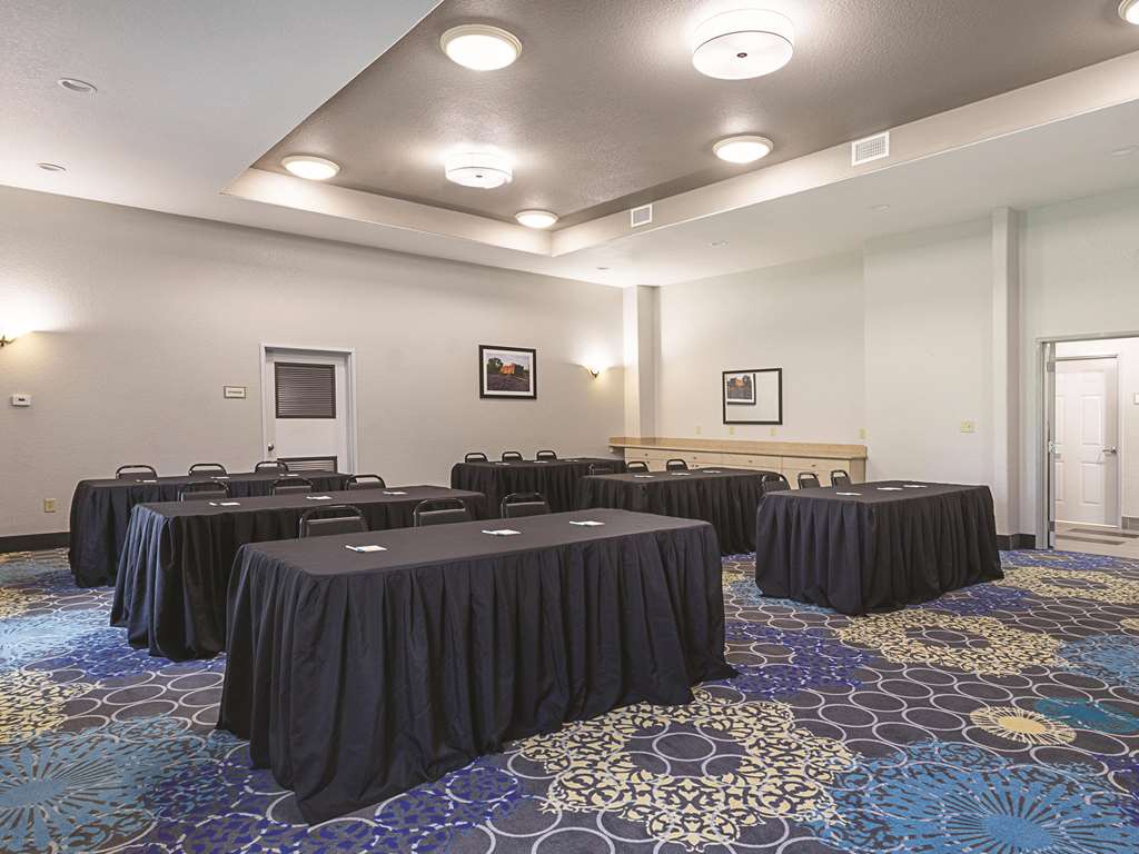 La Quinta Inn & Suites by Wyndham San Antonio Northwest - photo 15