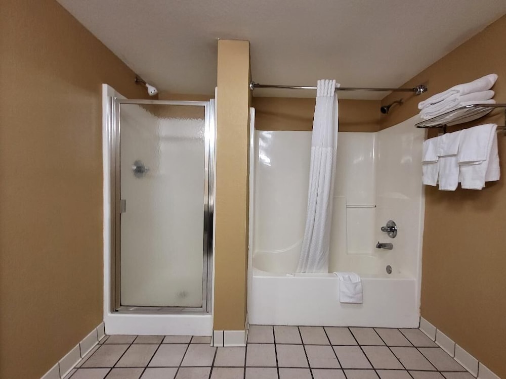 Starkville Inn & Suites - photo 34