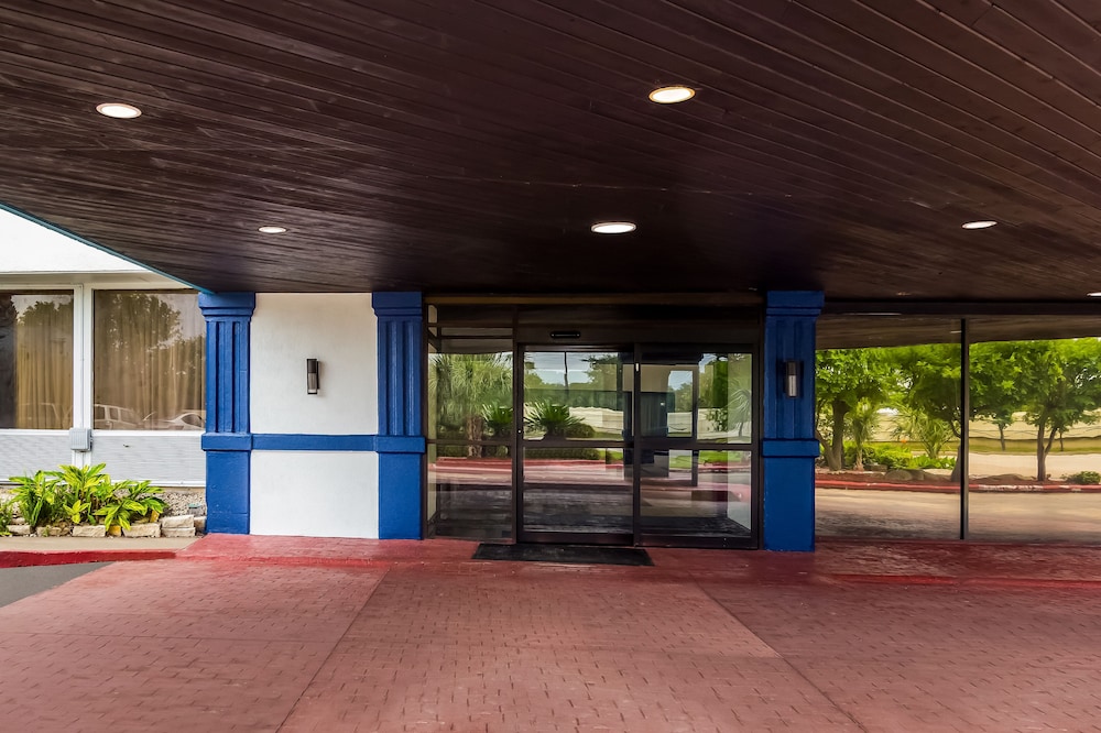 Clarion Pointe Lake Jackson Clute - photo 12