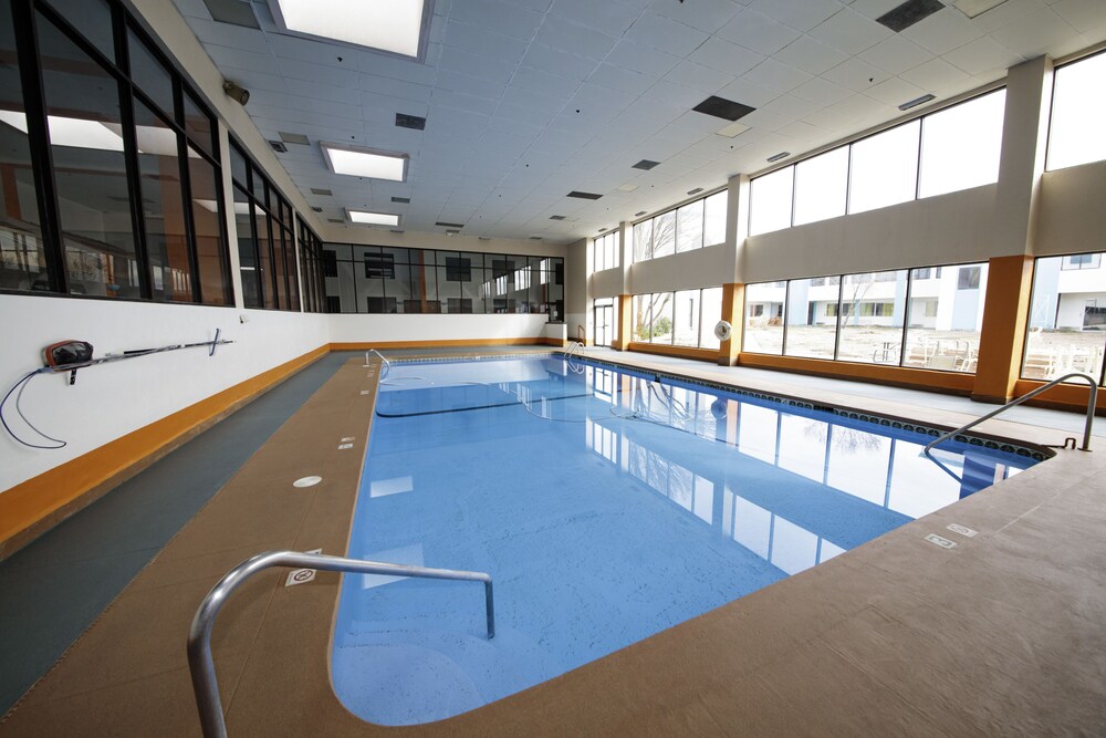 Howard Johnson by Wyndham Gallup - photo 10