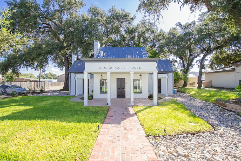 Benson Guest House — 4-Star Luxury Hotel in Uvalde, United States