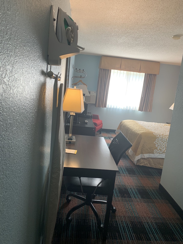 Days Inn by Wyndham Greenwood SC - photo 7