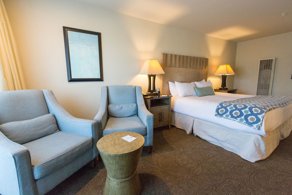 Cambria Landing Inn & Suites - photo 18