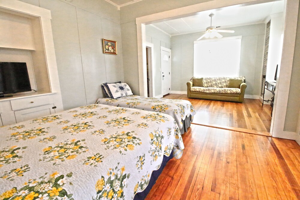 Peach Tree Inn & Suites - photo 34