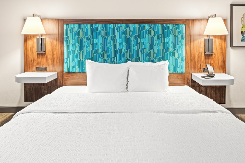 Hampton Inn Columbus North - photo 25
