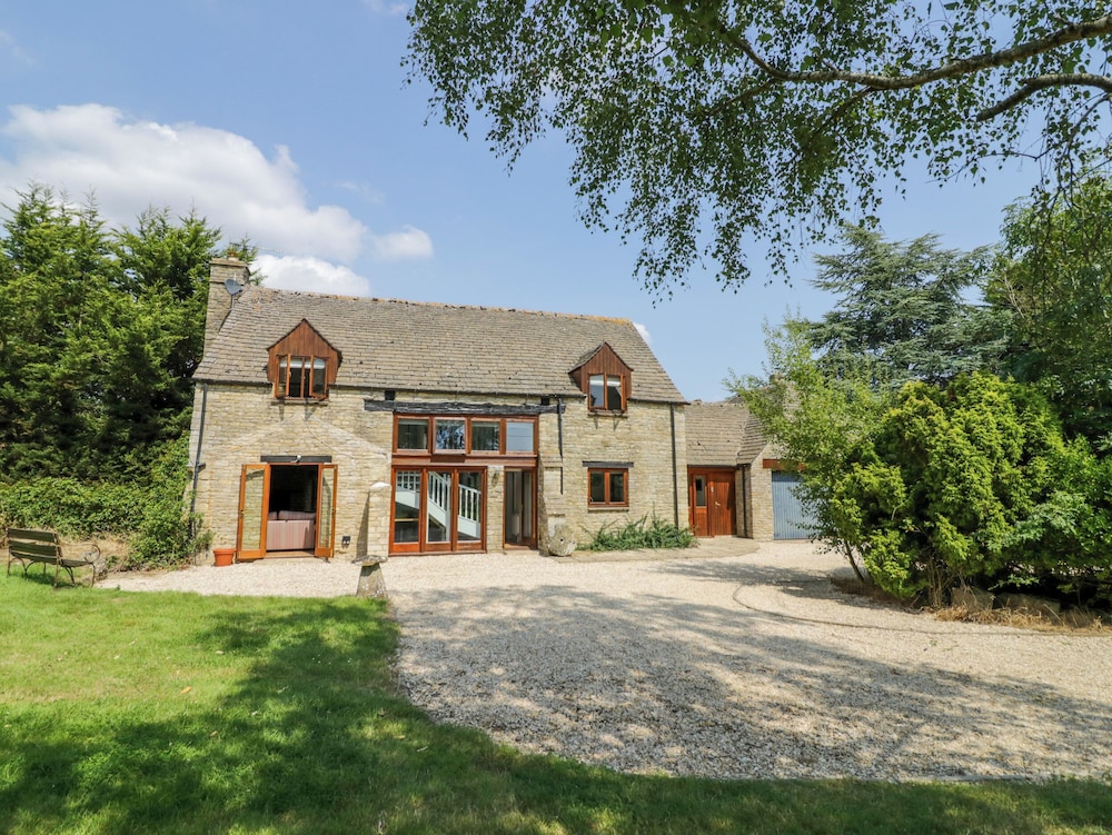 The Paddock - carbon neutral hotel in Witney