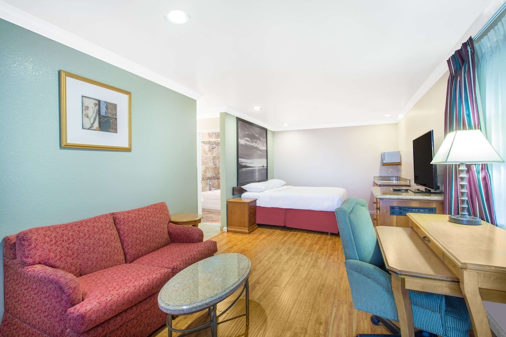 Upper Lake Inn and Suites - photo 10