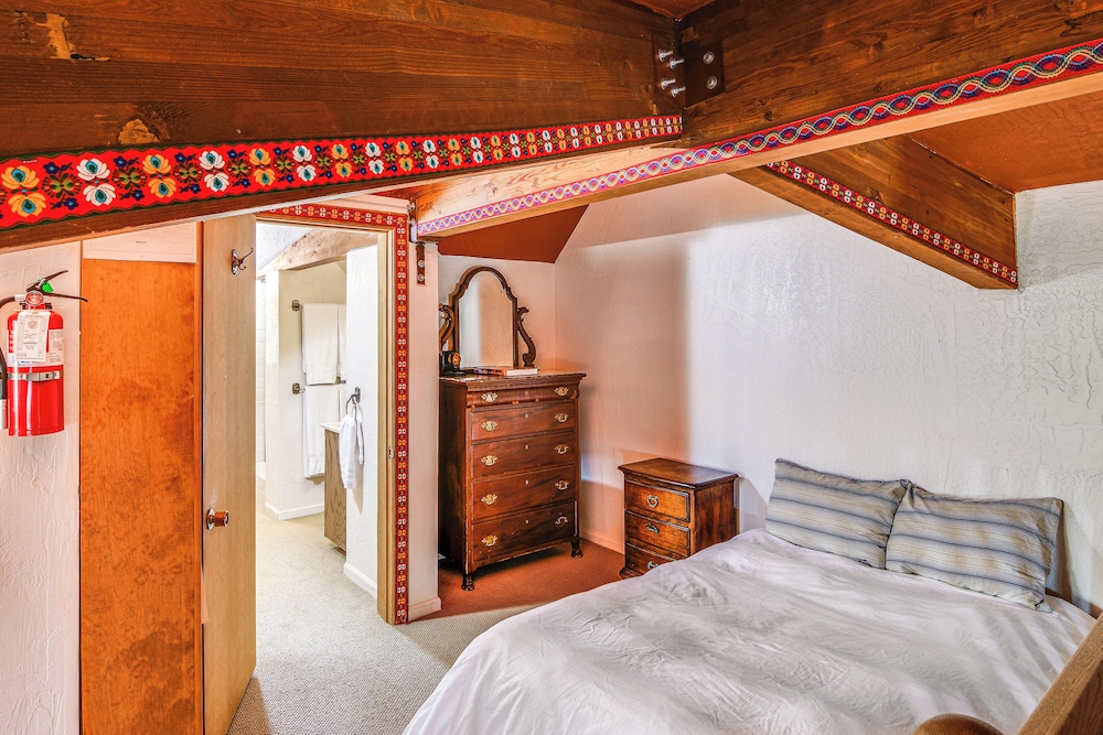 Game Room & Hot Tub: Serene Grand Mountain Chalet