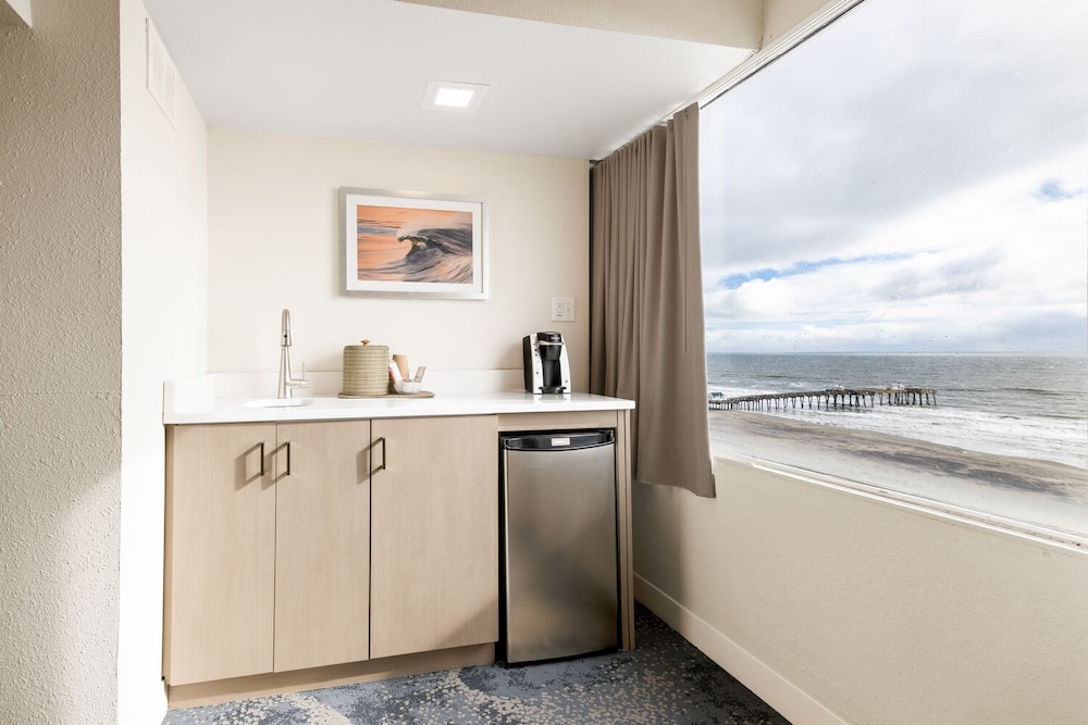 Port O Call Hotel - photo 18