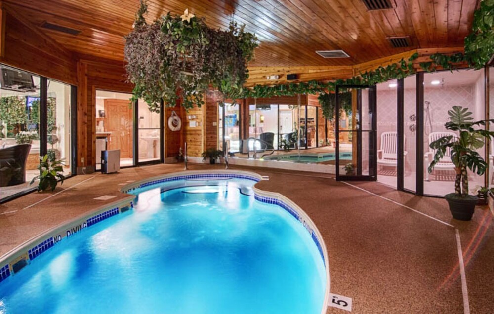 Sybaris Pool Suites Indianapolis - photo 22