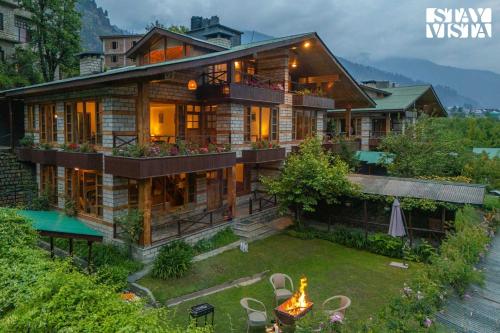 StayVista at Himalayan Retreat Luxury stay in Manali with Bonfire BBQ and Mountain views in Manali, India