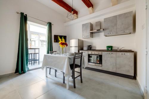 Stylish 1BR Studio Apt in Gzira — 4-Star Luxury Hotel in Sliema, Malta