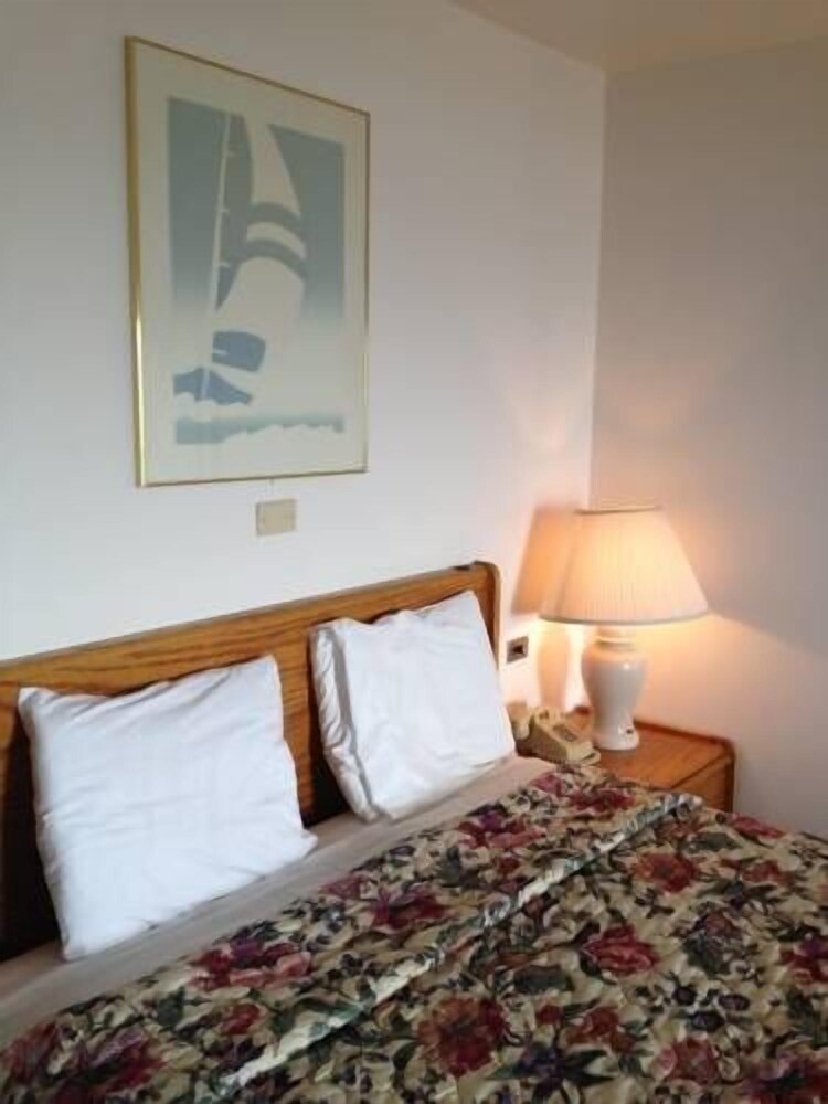 Cozy Cove Beachfront Resort Inn - photo 10