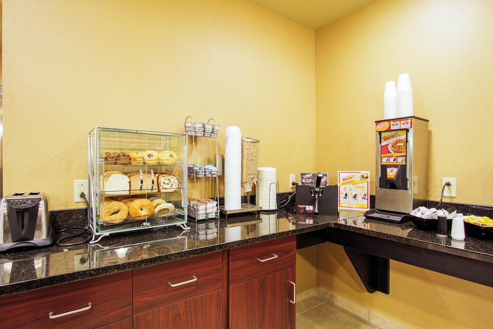 Cobblestone Inn & Suites Corry - photo 36