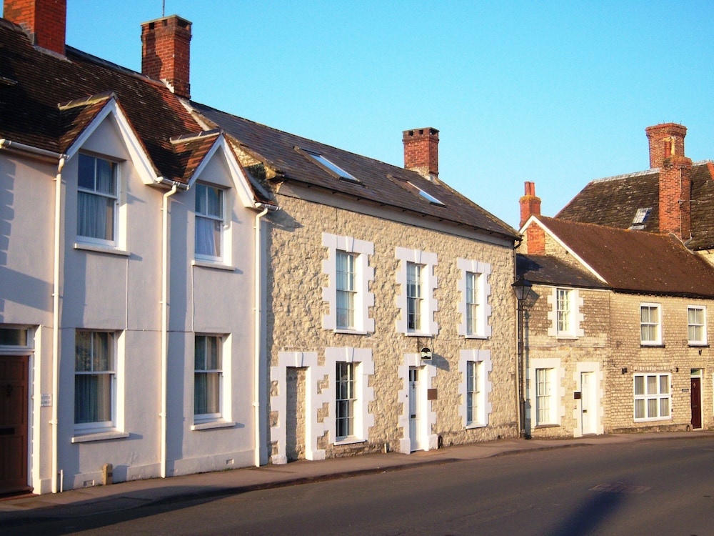 Castleton House B&B — 4-Star Luxury Hotel in Warminster, United Kingdom