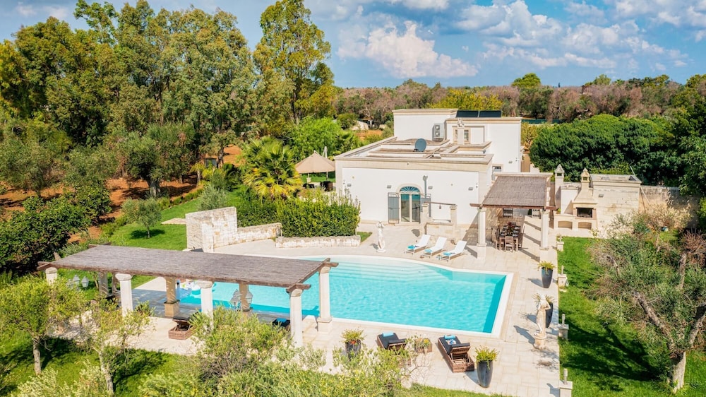 Villa La Dolce Vita 6 Emma Villas — 4-Star Luxury Hotel in Oria, Italy