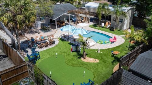 Putt Putt Huge Pool Fire Pit BBQ in Bradenton, United States