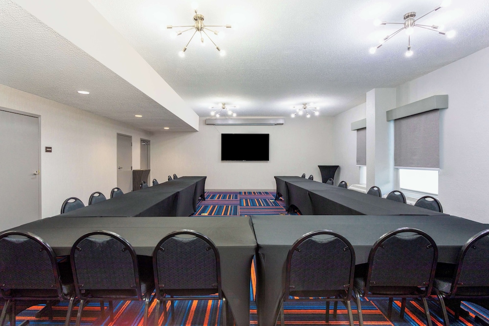 Hampton Inn Orlando International Airport - photo 30