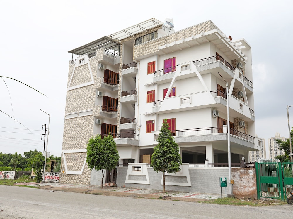 OYO 9341 Mascot Pentazz - last minute hotel in Noida
