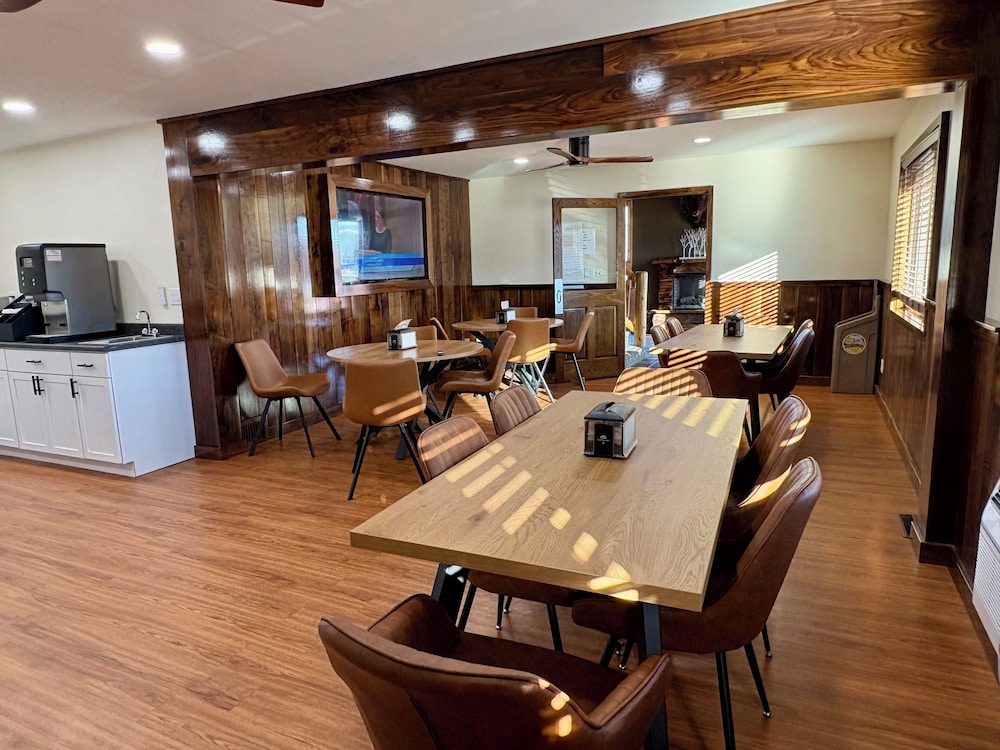 Americas Best Value Inn Wall - photo 94