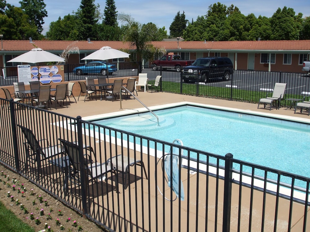 Tri Valley Inn and Suites Pleasanton - photo 8