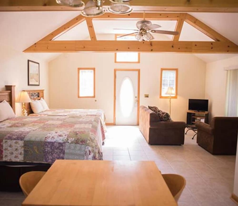 M 22 Inn Suttons Bay - photo 14