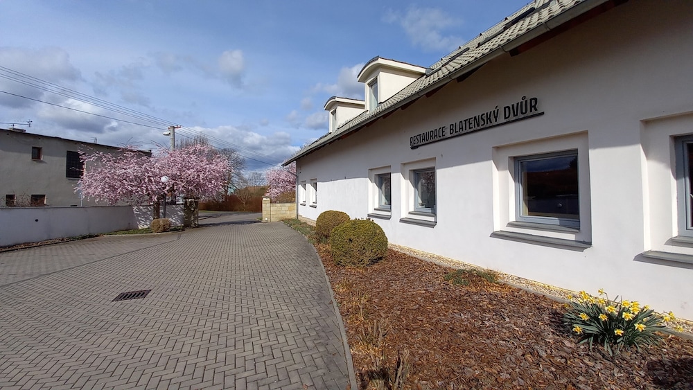 Penzion a restaurace Blatenský dvůr — hotel near Pardubice Airport