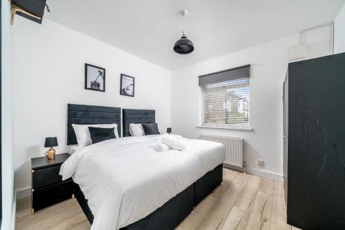 Modern 2 bed East London home by Rebby Properties sleeps 5 near Canning Town station — 4-Star Luxury Hotel in London, United Kingdom