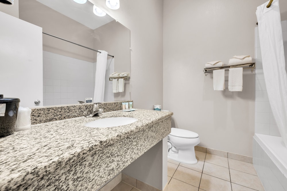 Econo Lodge Bay Breeze - photo 14