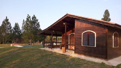 Chalé Madeira Proximo ao thermas Churrasqueira Ar e Piscina in Sao Pedro, Brasil