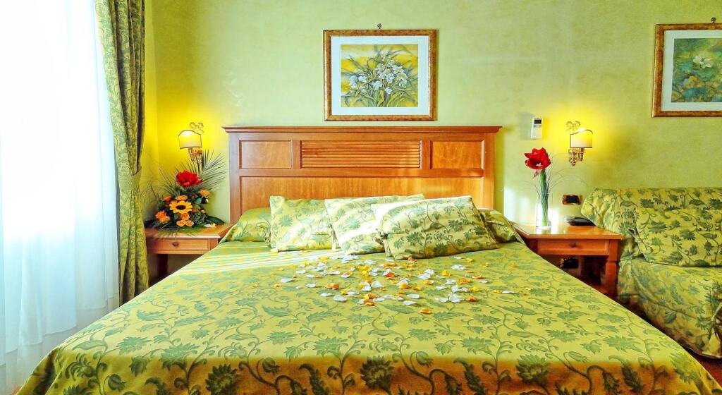 La Fenice Rooms — 4-Star Luxury Hotel in Rome, Italy