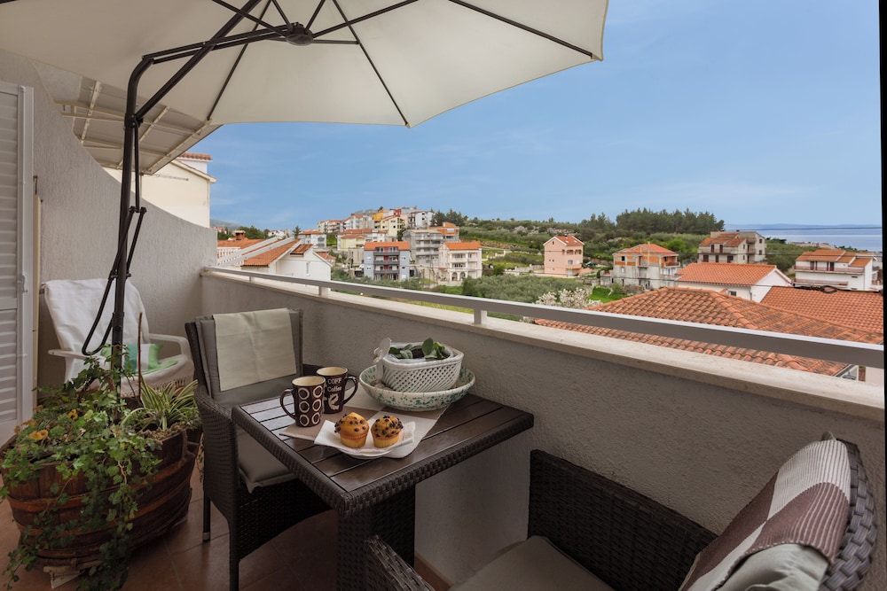 Arca Apartment with Sea View and Free Parking — 4-Star Luxury Hotel in Podstrana, Croatia