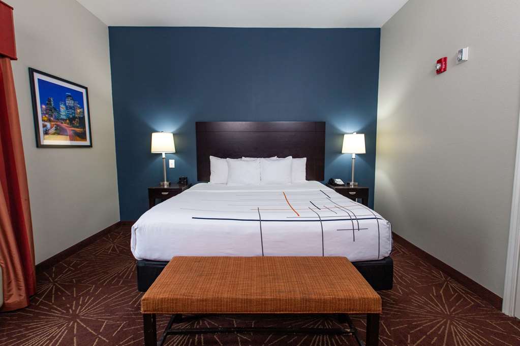 La Quinta Inn & Suites by Wyndham Houston East at Normandy - photo 35