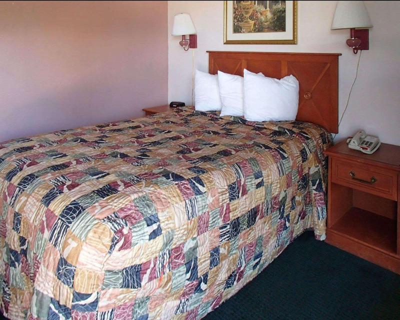Rodeway Inn Leesburg Chain of Lakes - photo 7