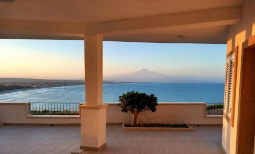 Casa Framaibla la veranda sull'Etna — 4-Star Luxury Hotel in Augusta, Italy