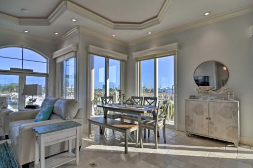 Bradenton Townhome Walk to Locals Only Beach — 4-Star Luxury Hotel in Bradenton Beach, United States