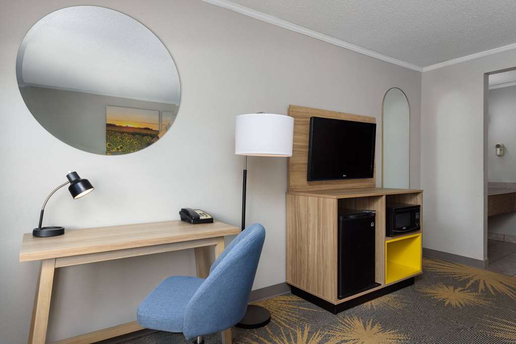 Days Inn & Suites by Wyndham Kansas City South - photo 31