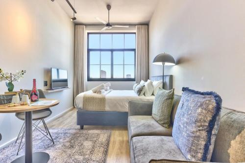 Upmarket East City Apartment w views