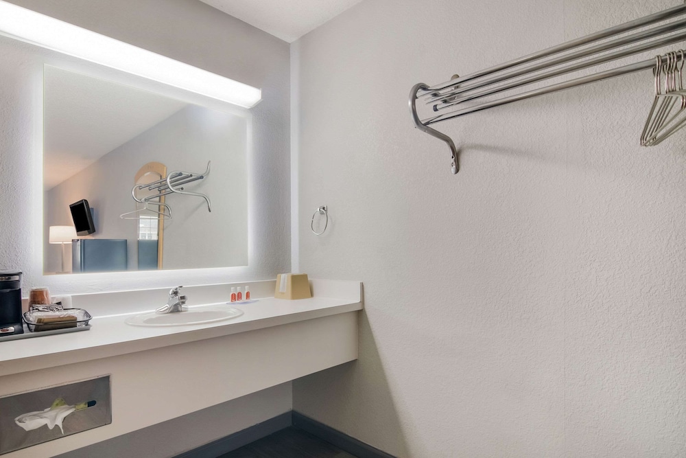 Econo Lodge Branson Theater District - photo 18