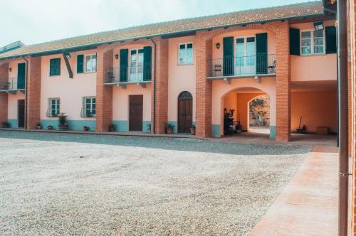 Agriturismo Villa Caffarelli — 4-Star Luxury Hotel in Monastero Bormida, Italy