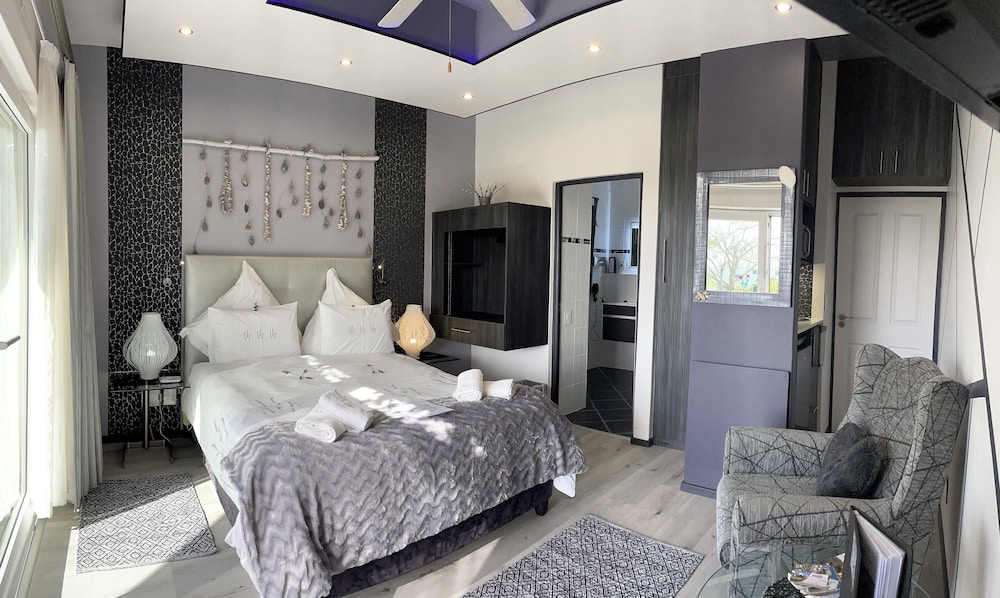 Farr Out Guesthouse — 4-Star Luxury Hotel in Cape Town, South Africa