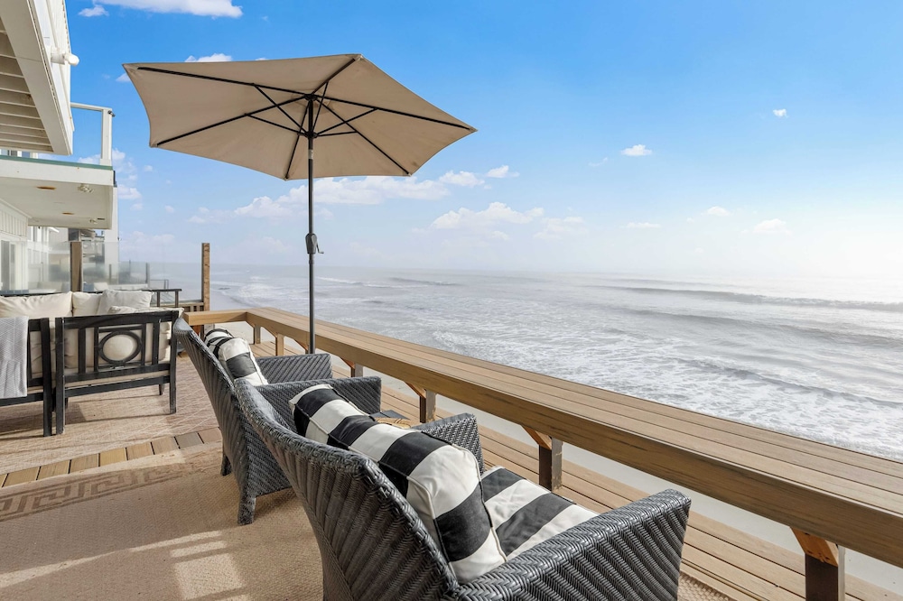 Unbeatable Beachfront Bliss w Ocean Views Luxe Interiors & Patio Beach Road — hotel in Dana Point